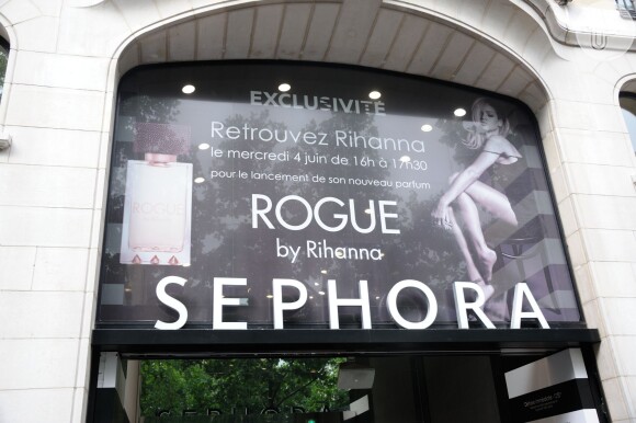 Rihanna lança seu perfume na Sephora da Champs-Élysées, em Paris