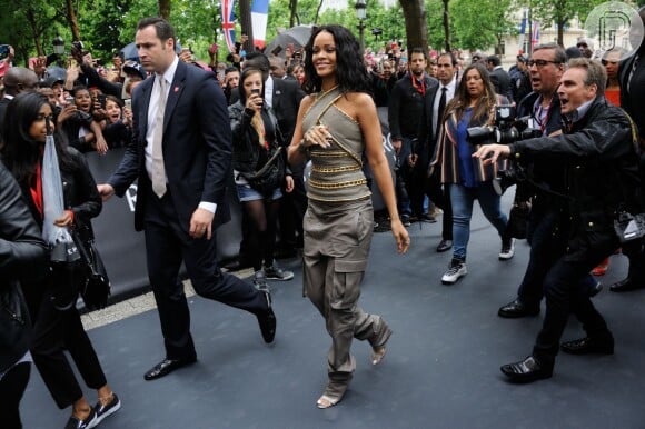 Rihanna escolhe look comportado para lançar seu perfume em Paris