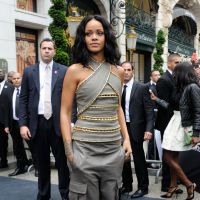 Rihanna usa look comportado para lançar seu perfume em loja na França