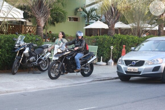 Após o almoço, Luana Piovani foi embora em seu carro, e Marcelo Novaes em sua moto