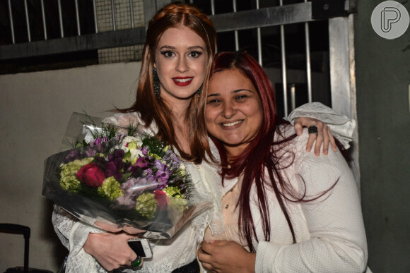 Marina Ruy Barbosa também ganha flores de fã