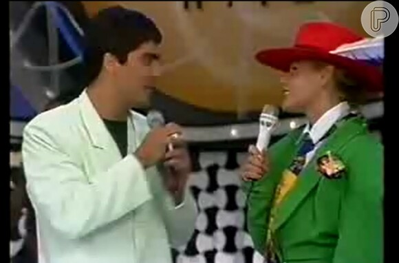 Xuxa conversa com Junno no palco do seu programa, na década de 90