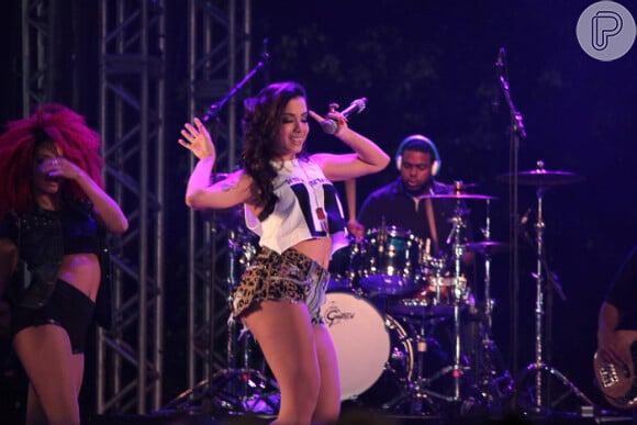 Anitta dança em show em festa junina na cidade de Mauá, na Grande São Paulo
