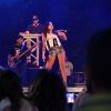 Anitta usa short curto e deixa barriga à mostra em show na cidade de Mauá, em São Paulo