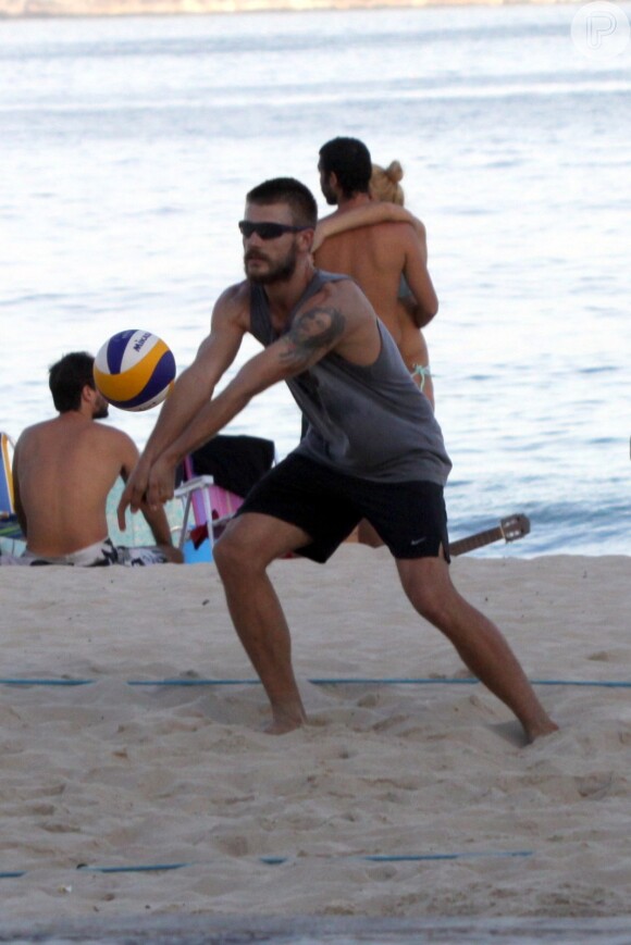 Rodrigo Hilbert jogou vôlei na praia