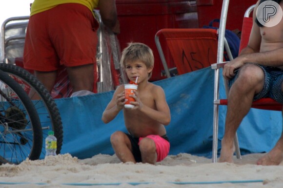 Um dos filhos gêmeos do casal estava na praia com os pais