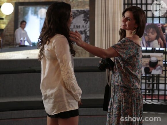Cadu (Reynaldo Gianecchini) vê Clara (Giovanna Antonelli) sendo carinhosa com Marina (Tainá Müller) e resolve acabar de vez com seu casamento, na novela 'Em Família'