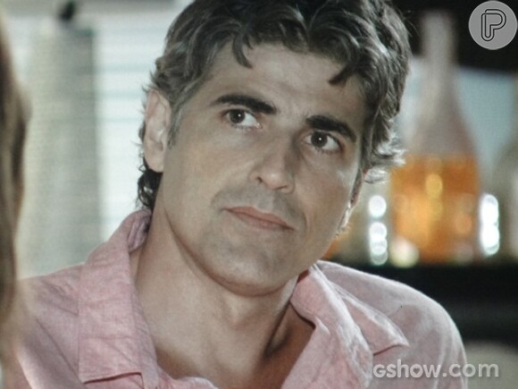 Cadu (Reynaldo Gianecchini) sai de casa e vai morar num hotel, na novela 'Em Família'