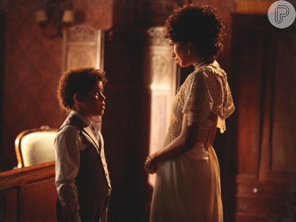 Elias (Cauê Campos) pede a Isabel (Camila Pitanga) que Zé Maria (Lázaro Ramos) seja seu pai, em 'Lado a Lado'