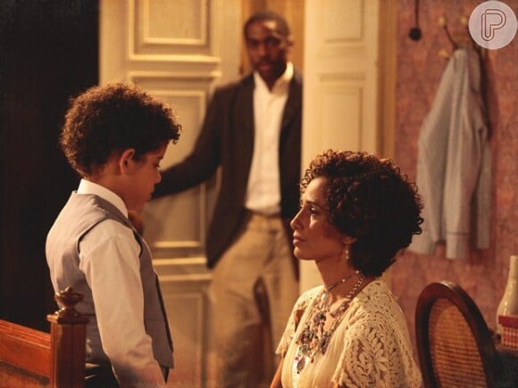 Elias (Cauê Campos) revela a Isabel (Camila Pitanga) que já sabia que Albertinho (Rafael Cardoso) é seu verdadeiro pai, em 'Lado a Lado', em 2 de fevereiro de 2013
