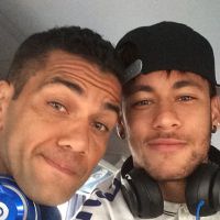 Neymar e Daniel Alves usam brincos de brilhante avaliados em R$ 20 mil o par