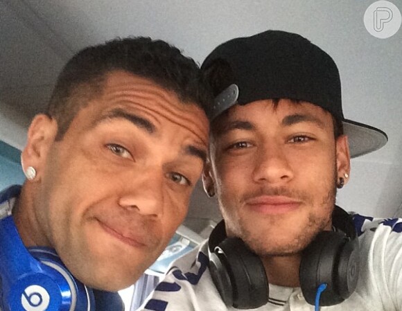 Neymar usa brincos de brilhante que custam R$ 20 mil o par