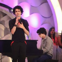 Sam Alves canta em pedido de casamento ao vivo no 'Programa Eliana'