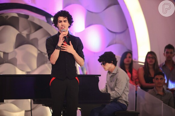 Sam Alves canta ao vivo durante o pedido de casamento de um casal apaixonado no palco do 'Programa Eliana', neste domingo, 15 de junho de 2014