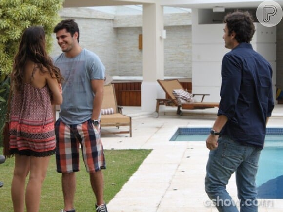Laerte (Gabriel Braga Nunes) fica furioso ao ver André (Bruno Gissoni) e Luiza (Bruna Marquezine) dançando na festa da faculdade, em cena da novela 'Em Família'