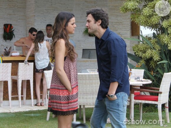 Laerte (Gabriel Braga Nunes) vai com Luiza (Bruna Marquezine) a uma festa da faculdade dela, a contragosto, na novela 'Em Família'