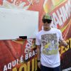 Famosos vão a festa de cervejaria após jogo no Maracanã, no Rio; Thiago Martins comparece e posa para fotos