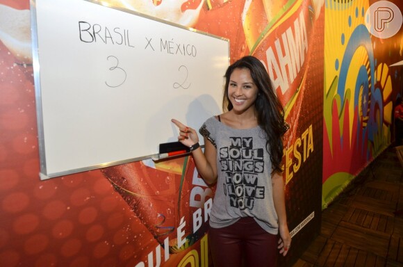 Após jogo no Maracanã, Yanna Lavigne vai à festa de cervejaria no Rio