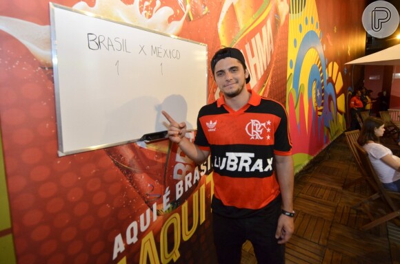 Bruno Gissoni vai à festa de cervejaria após assistir ao jogo da Argentina no Marcarnã, no Rio