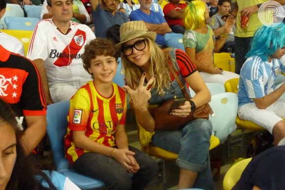 Christine Fernandes assiste a jogo com filho, Pedro Peixoto, no Maracanã, no Rio