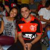 Bruno Gissoni, de 'Em Família', assiste a jogo ao lado da namorada, Yanna Lavigne, no Maracanã, no Rio