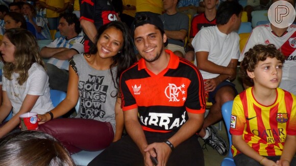 Bruno Gissoni, de 'Em Família', assiste a jogo ao lado da namorada, Yanna Lavigne, no Maracanã, no Rio