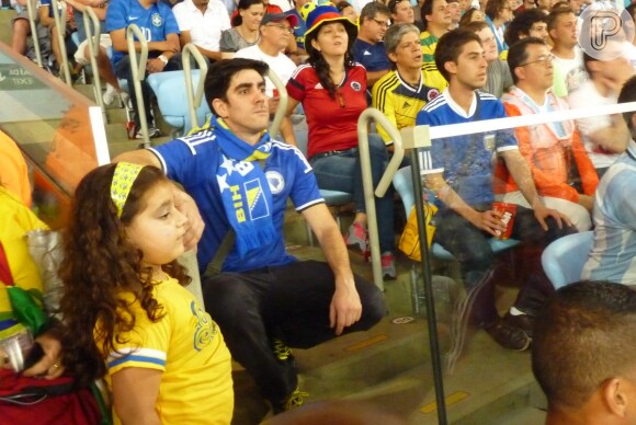 Marcelo Adnet confere jogo entre Argentina e Bósnia no Maracanã, no Rio