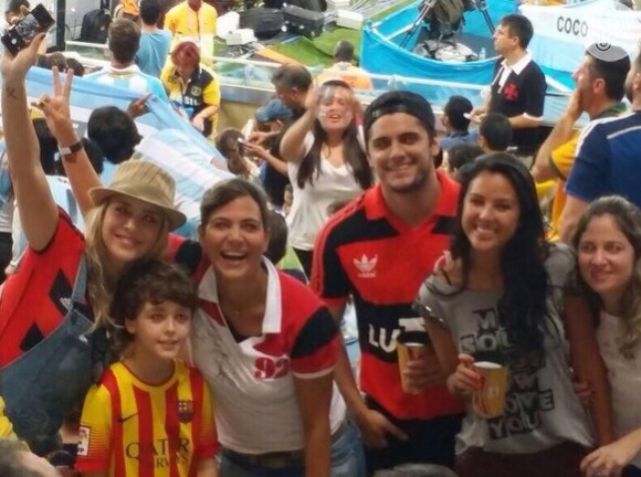 Christine Fernandes posta foto com o filho, Pedro, e os amigos, Bruno Gissoni e Yanna Lavigne, em jogo no Maracanã, no Rio