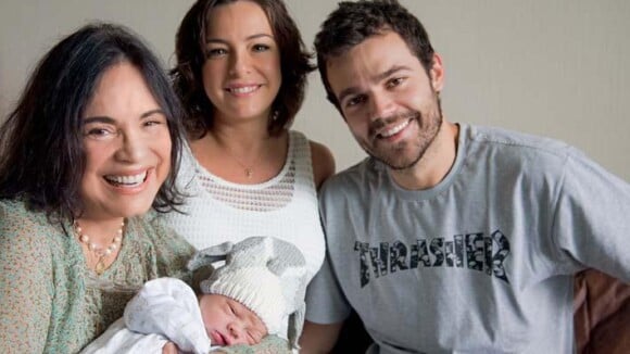 Marido de Regiane Alves fala de João Gabriel, filho do casal: 'Não dá trabalho'