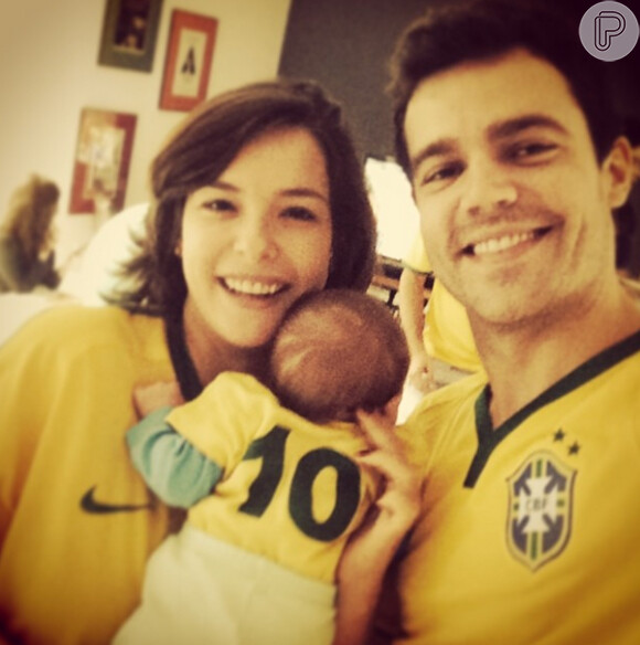 Regiane Alves torce com o filho, João Gabriel, com o marido, João Gomes, em jogo do Brasil