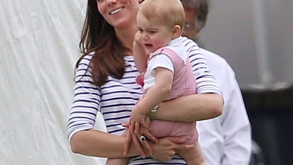 Kate Middleton veste príncipe George com macaquinho de R$175 para ir a evento