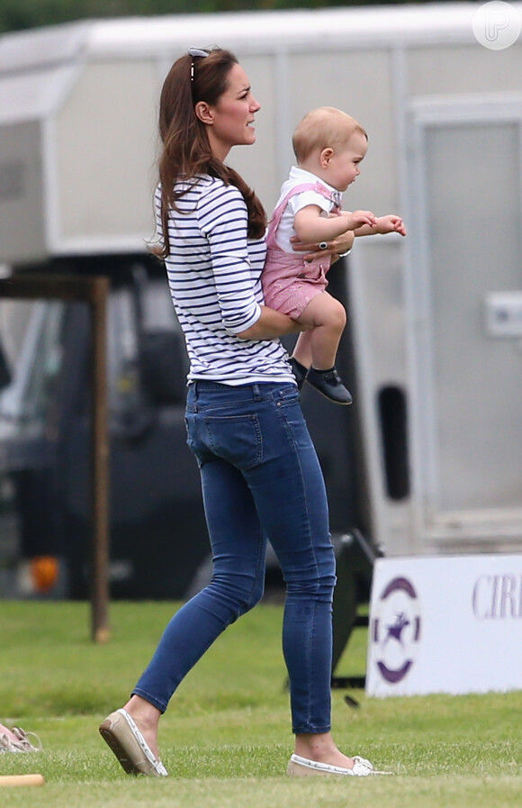 Kate Middleton levou o bebê para um evento beneficente no último domingo, 15 de junho de 2014
