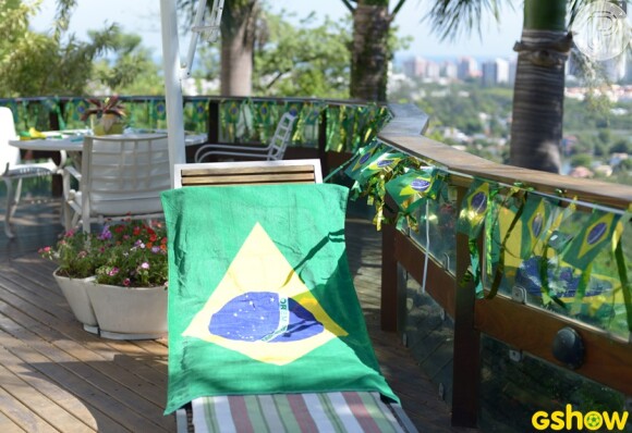 Susana Vieira decora sua casa com a bandeira do Brasil