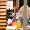 Xuxa foi flagrada escolhendo modelo de camisa masculina em shopping do Rio