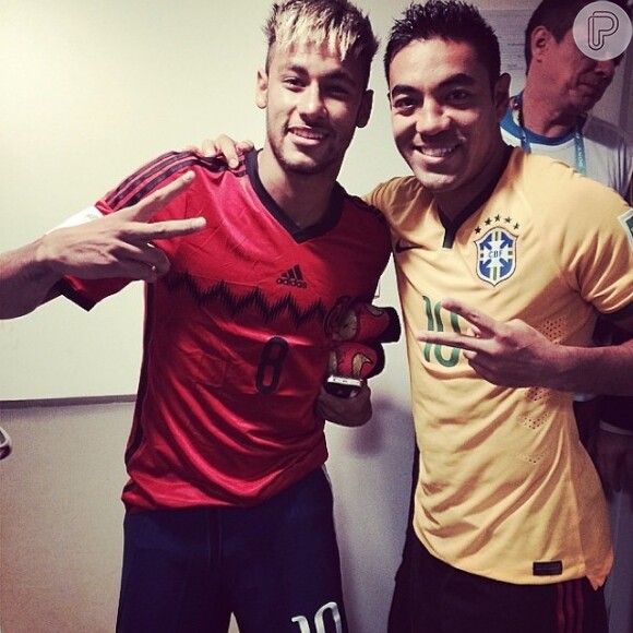 Neymar posa sorridente ao lado de Marco Fábian, com quem trocou a camisa após o jogo