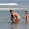Letícia Birkheuer leva o filho, João Guilherme, para tomar um banho de mar na praia do Pepê, na Barra da Tijuca, nesta quarta-feira, 18 de junho de 2014