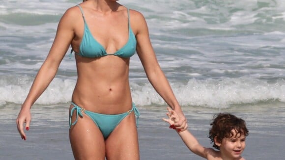 Leticia Birkheuer exibe boa forma em dia de praia com o filho, João Guilherme