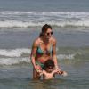 Letícia Birkheuer, atriz que vai atuar na novela 'Império', curte dia de sol na companhia do filho, João Guilherme, na praia do Pepê, na Barra da Tijuca, nesta quarta-feira, 18 de junho de 2014