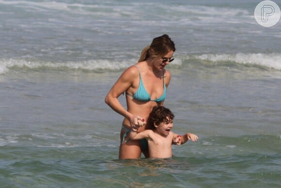 Letícia Birkheuer se divertiu com o filho, João Guilherme, no mar da praia do Pepê, na Barra da Tijuca, nesta quarta-feira, 18 de junho de 2014