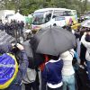 Apesar do frio e da forte chuva, torcedores foram às ruas festejar a volta da Seleção para Teresópolis