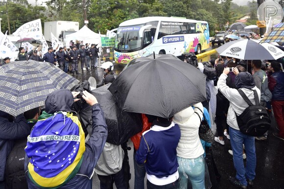 Apesar do frio e da forte chuva, torcedores foram às ruas festejar a volta da Seleção para Teresópolis