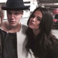 Justin Bieber e Selena Gomez são flagrados em cinema e posam para selfie com fã