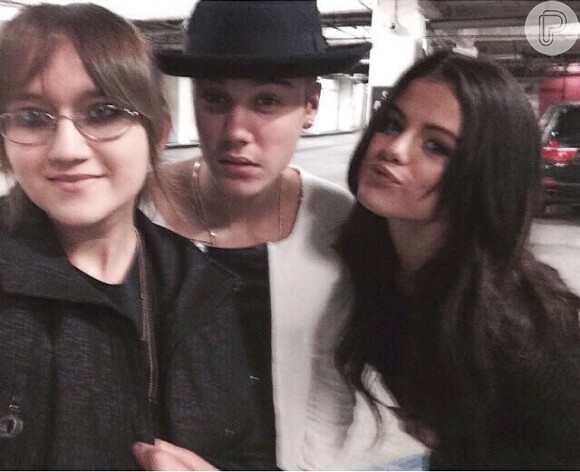Justin Bieber e Selena Gomez foram flagrados saindo de um cinema nos Estados Unidos na noite de sexta-feira, 20 de junho de 2014. No estacionamento do local os cantores posaram para um selfie com uma fã