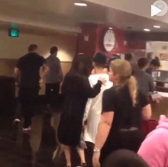 Acompanhados por seguranças, os cantores saíram do cinema lado a lado e Selena Gomez chegou a abraçar Justin Bieber durante o trajeto