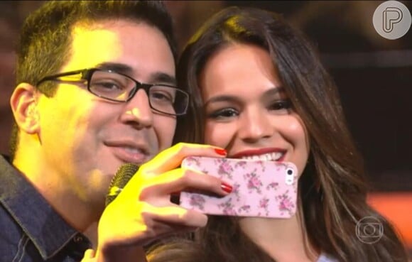 Bruna Marquezine faz selfie com André Marques no 'SuperStar'