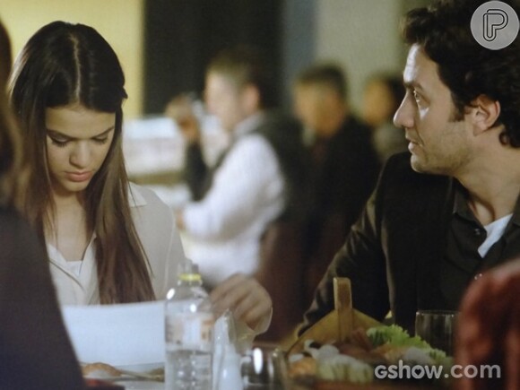 Laerte (Gabriel Braga Nunes) faz uma cena de ciúmes e deixa Luiza (Bruna Marquezine) constrangida, na novela 'Em Família'