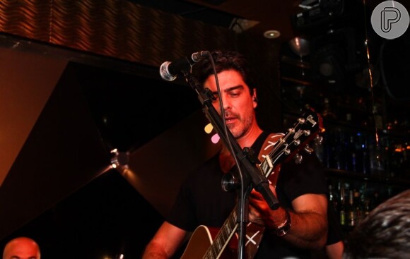 Junno Andrade, vocalista da banda Filhos de Ninguém, tem público fiel em boate de São Paulo