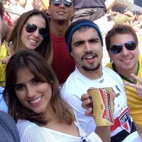 Caio Castro vai a estádio com Camilla Camargo ver jogo da Copa: 'Vai Chile!'
