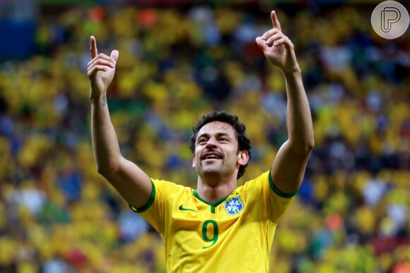 Fred comemora vitória do Brasil com a torcida