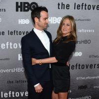 Jennifer Aniston exibe boa forma ao lado do noivo, Justin Theroux, em première